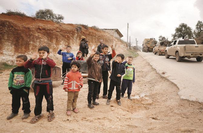  جنگ کے خطرات سے لاعلم ادلب کے معصوم بچے ۔ تصویر : پی ٹی آئی