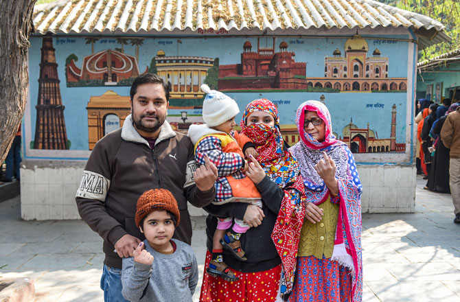 نئی دہلی کے جامعہ نگر علاقہ میں ، ایک پولنگ اسٹیشن پر دہلی اسمبلی انتخابات کے دوران ووٹ ڈالنے کے بعد رائے دہندگان انٹلیبل سیاہی کا نشان دکھاتے ہوئے ۔ تصویر : پی ٹی آئی