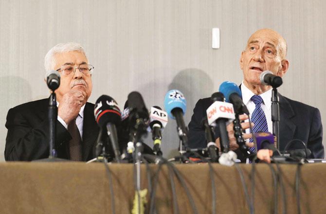  اسرائیل کے سابق وزیراعظم ایہود اولمرٹ  اور محمود عباس پریس کانفرنس کے دوران۔ تصویر : پی ٹی آئی