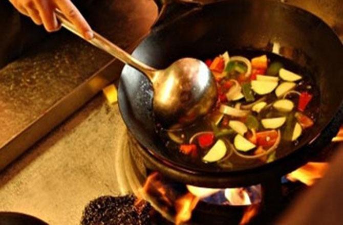 رسوئی گیس کی بچت کیلئے آزمائیں یہ آسان طریقے ۔ تصویر : آئی این این 