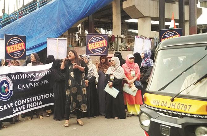 میراروڈ اسٹیشن پر خواتین کے احتجاج کا منظر۔ تصویر: انقلاب