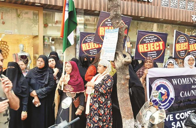 میراروڈ میں سیاہ قانون کے خلاف خواتین احتجاج کررہی ہیں۔ تصویر: انقلاب