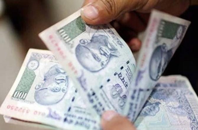 اپنے اہل و عیال پر بھی خرچ کرناضروری ہے۔ تصویر : آئی این این