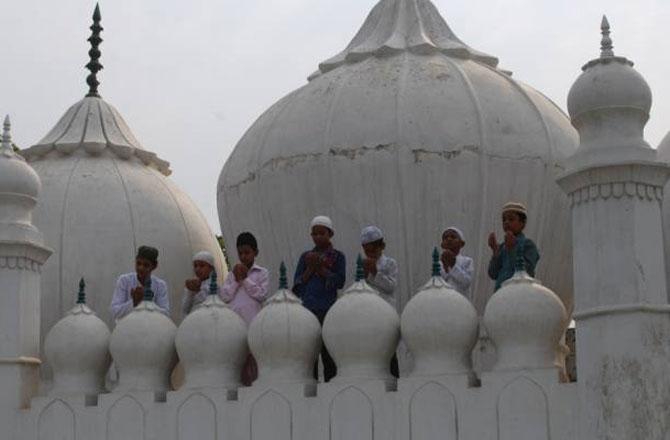 قرآن مجید اور مسجد کا ادب ۔ تصویر : آئی این این 