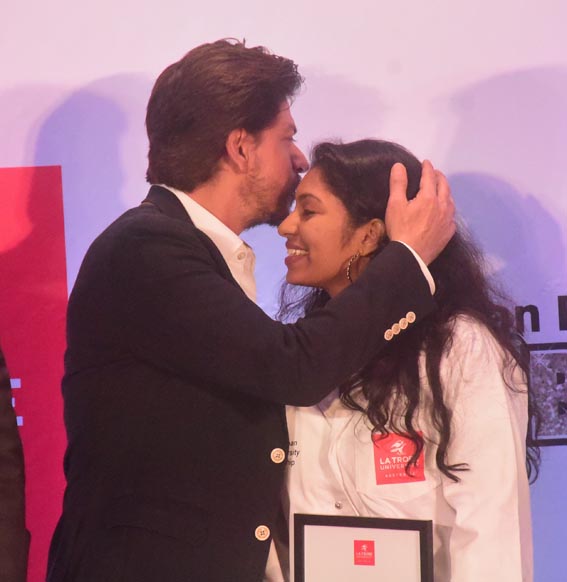 شاہ رخ خان گوپیکا کے ماتھے کو بوسہ دیتے ہوئے۔ شاہ رخ خان نے کہاکہ مجھے بہت خوشی ہے کہ گوپیکا کا خواب پوراہورہا ہے اور وہ میلبورن تعلیم حاصل کرنے کیلئے جانے والی ہے۔&nbsp;