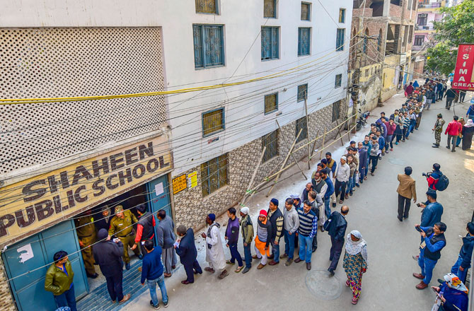 شاہین باغ کے علاقے شاہین پبلک اسکول کے پولنگ اسٹیشن پر لوگ اپنا ووٹ کاسٹ کرنے کے قطار میں ہیں۔شاہین باغ علاقے میں گزشتہ ماہ سے شہریت ترمیمی قانون کیخلاف پر امن احتجاج جاری ہے۔&nbsp;
تصویر : پی ٹی آئی