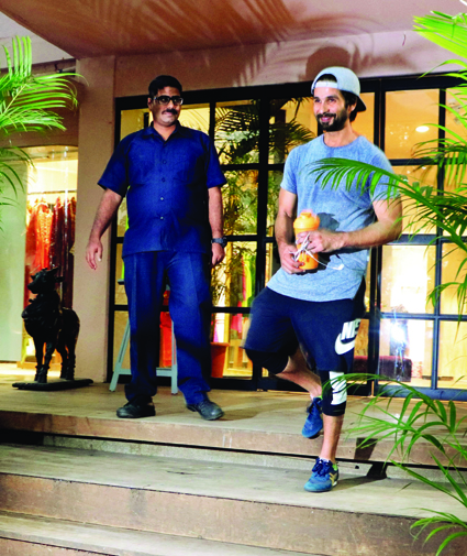 شاہد کپور بالی ووڈ کے فٹ اداکاروں میں سے ایک ہیں اور وہ خود کو فٹ رکھنے کیلئے ہمیشہ ورزش گاہ جاتے ہیں۔ شاہد کپور باندرہ میں واقع ایک ورزش گاہ سے باہر آتے ہوئے ۔&nbsp;