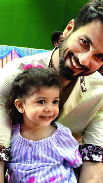 شاہد کپور اپنی بیٹی میشا کپور کے ساتھ ایک خوشگوار موڈ میں دیکھے جاسکتے ہیں۔ وہ اکثر اپنی بیٹی کے ساتھ ہمیشہ نظر آتے ہیں۔