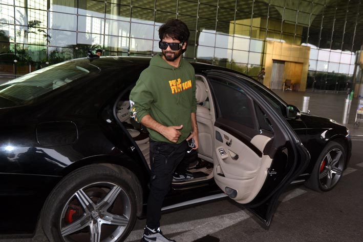 شاہد کپور کو اپنی پسندیدہ کار کے ساتھ ممبئی کے بین الاقوامی ہوائی اڈے پر دیکھا جاسکتاہے۔ شاہد کپور کپو اکثر ان کے مداح ایئرپورٹ پر گھیر لیتے ہیں۔ &nbsp;