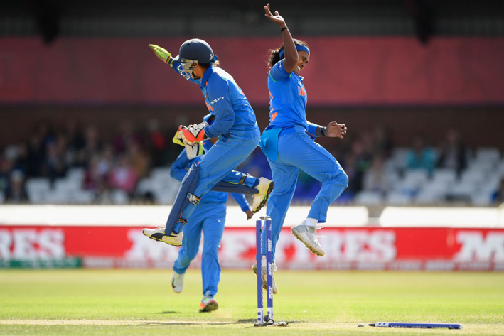 ہندوستان کی وکٹ کیپر تانیا بھاٹیا اپنی ساتھی گیندباز کے ساتھ آسٹریلیا کا وکٹ لینے پر اپنے انداز میں جشن مناتے ہوئے۔&nbsp;