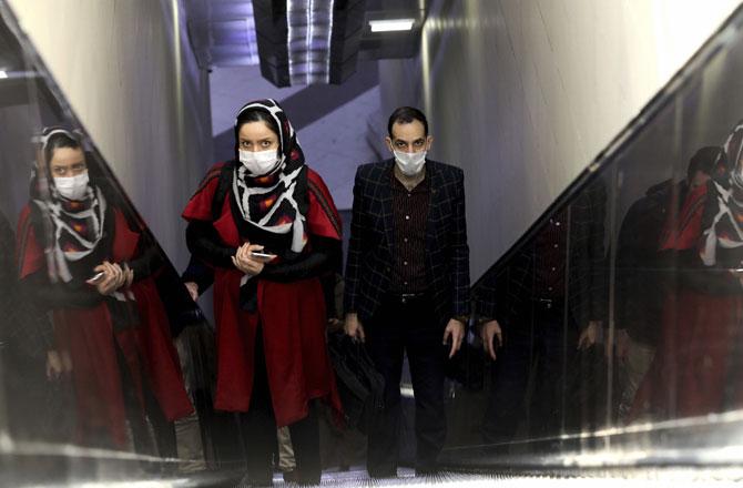تہران میں عوام ماسک پہنے ہوئے ۔ تصویر : پی ٹی آئی