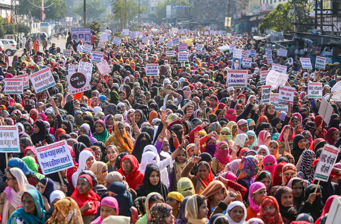 کولکاتہ میں ۱۱ جنوری کو خواتین نے شہریت ترمیمی قانون اور این آر سی کیخلاف احتجاج کیا۔ تصویر : پی ٹی آئی