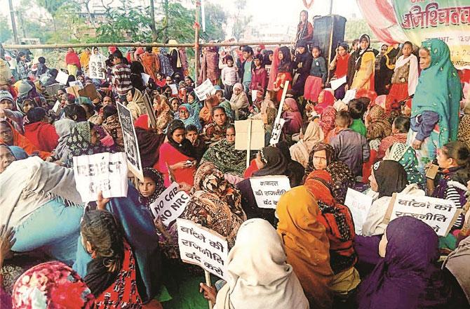  نوادہ دھرنے  کے شرکا ء ۔  تصویر: انقلاب 