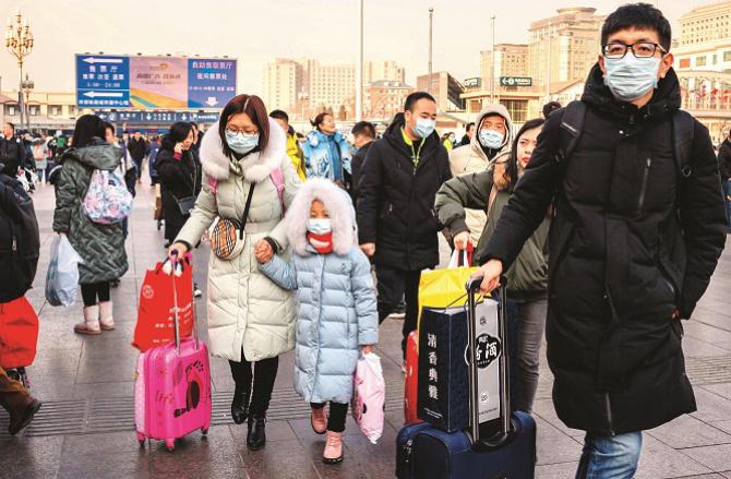  چین میں مہلک وائرس سے بچنے کیلئے بیشتر شہری احتیاط کے طور پر ماسک کا استعمال کررہے  ہیں۔ تصویر: پی ٹی آئی