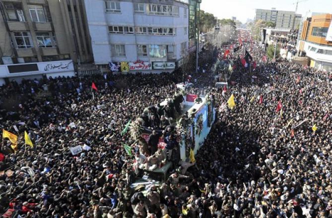 جنرل قاسم سلیمانی کی آخری رسومات کا ایک منظر۔ تصویر: پی ٹی آئی