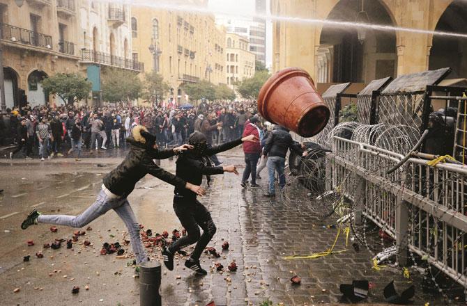 بیروت میں مظاہرین اور سیکوریٹی فورسیز میں جھڑپ ۔ تصویر : پی ٹی آئی