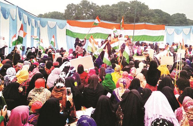 عید گاہ میدان میں سی اےاےاوراین آرسی کے خلاف خواتین دھرنے پر بیٹھی ہیں۔ تصویر: انقلاب