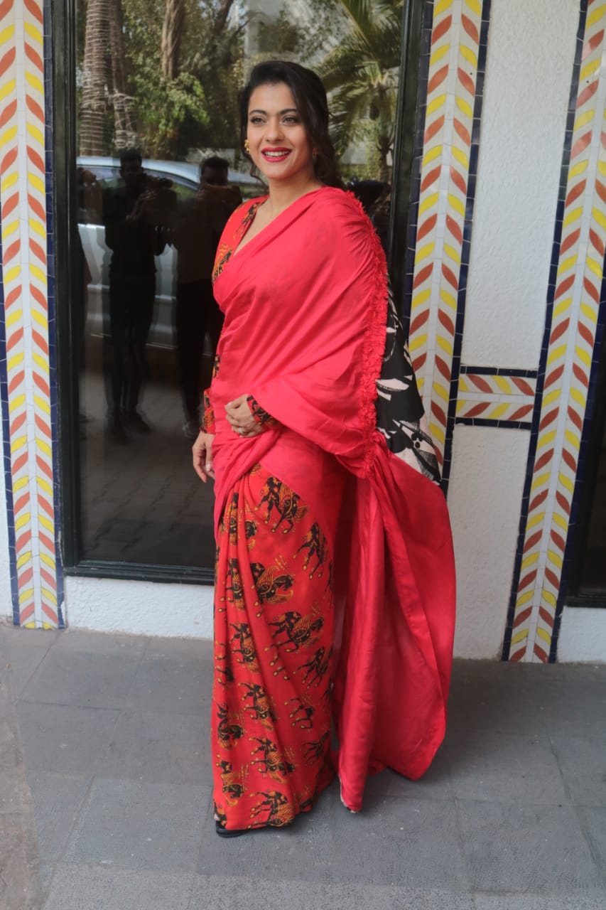 بالی ووڈ اداکارہ کوجول اپنی فلم تانا جی کی تشہیر کے دوران دیکھی جا سکتی ہیں۔ تصاویر : یوگین شاہ