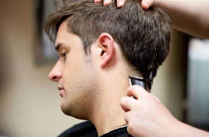 نوجوانوں میں بالوں کا جدید فیشن ۔ تصویر : آئی این این 