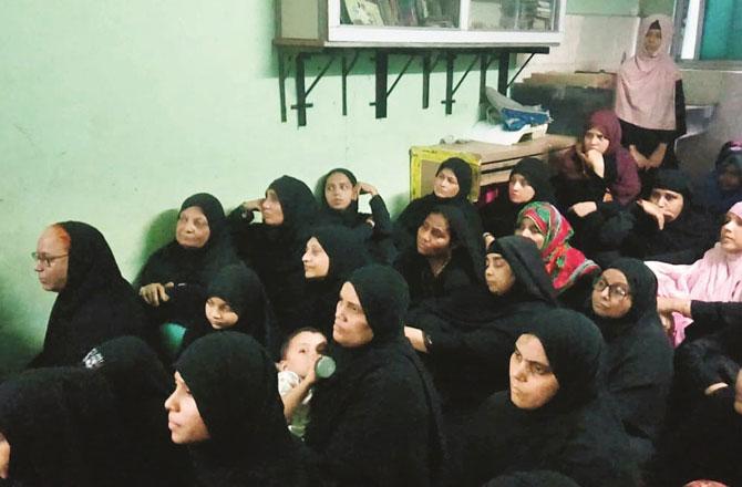 ساکی ناکہ میں خواتین کی میٹنگ ۔ تصویر : انقلاب