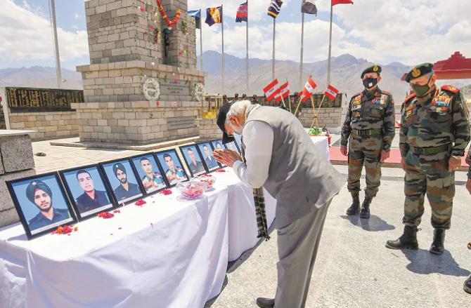 Prime Minister Narendra Modi paying homage to the martyrs. Photo: PTI