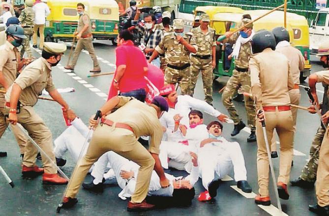 Police beating Samajwadi Party`s workers. Photo : INN