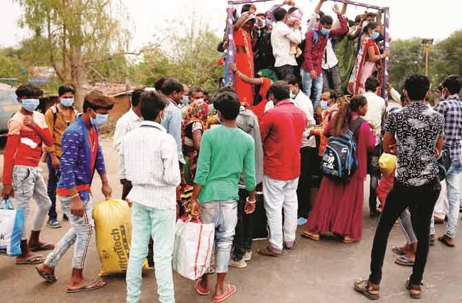 Ahmedabad Labors returning home - Pic : PTI