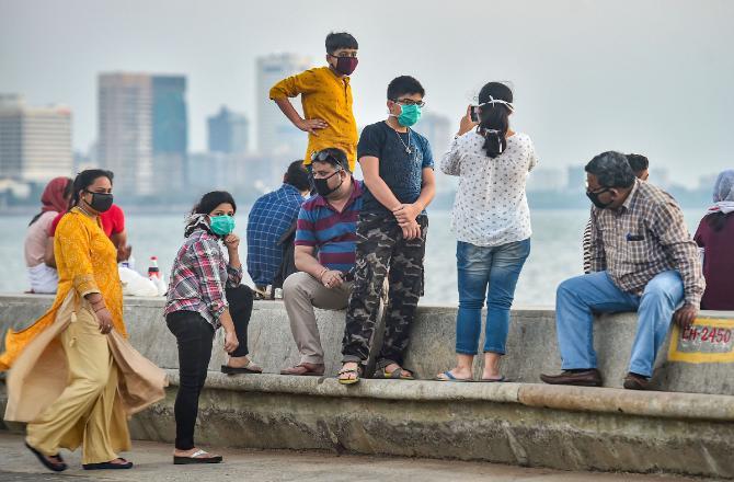 Citizens can be seen in masks because of the Coronavirus. Photo Midday