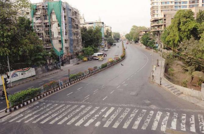 An empty road in Mumbai. Photo: Inquilab