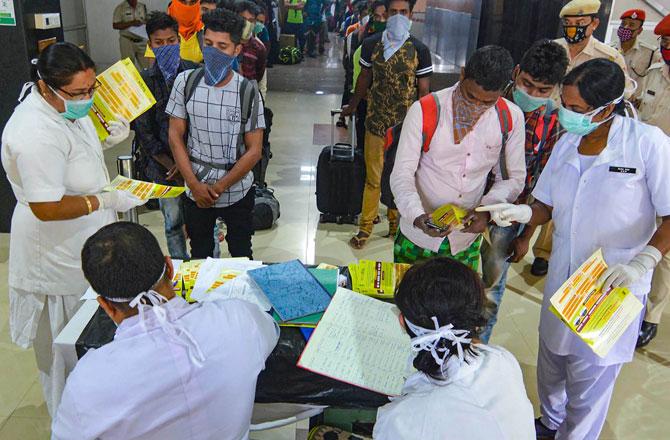 Medical Staff doing screening - Pic : PTI