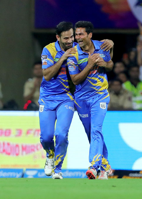 محمد کیف اور عرفان پٹھان کو سری لنکا لیجنڈ ز کے کھلاڑی کو آؤٹ کرنے کے بعد خوش دیکھا جاسکتاہے۔