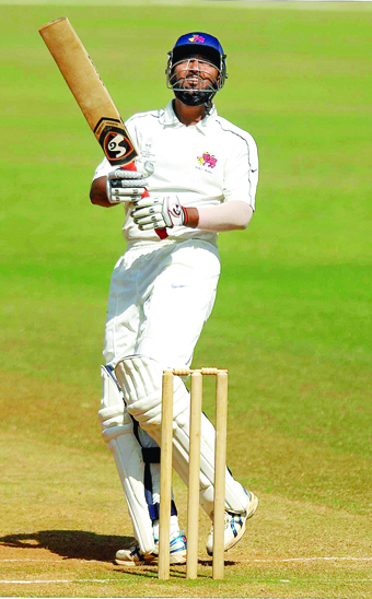 <p style="text-align: right;">ایک میچ کے دوران وسیم جعفر کو چھکا لگاتے ہوئے دیکھا جاسکتاہے ۔ وہ کریز پر آرام سے بلے بازی کیا کرتے تھے۔</p>