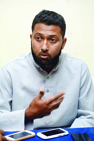 <p style="text-align: right;">پریس کانفرس کے دوران وسیم جعفر کو سادے لباس میں دیکھا جاسکتاہے۔ وہ میڈیا کے نمائندوں سے گفتگو کرتے ہوئے &nbsp;دیکھے جاسکتے ہیں۔</p>