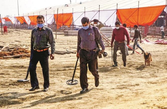 Security personnel are inspecting the field before the visit.Picture :PTI