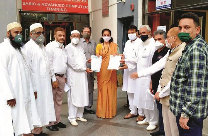 Members of the delegation handing over a memorandum to Supriya Sule. Photo:Inquilab