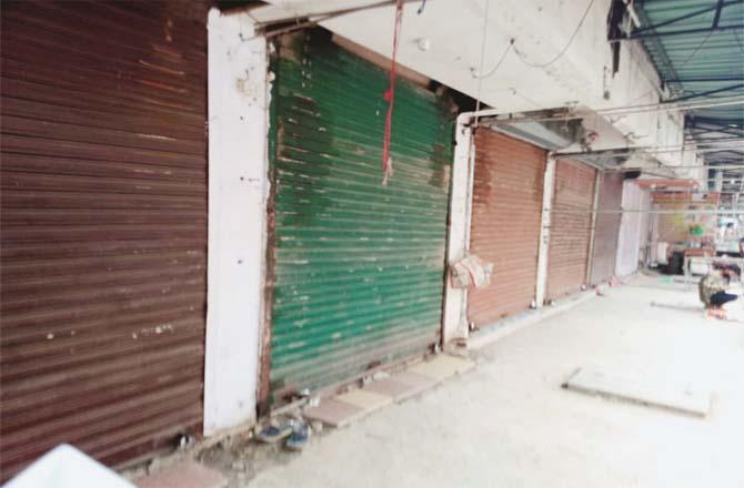 Closed shops can be seen on Mira Road Photo Inqilab