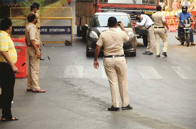 Police check vehicles in Matunga.Picture:INN