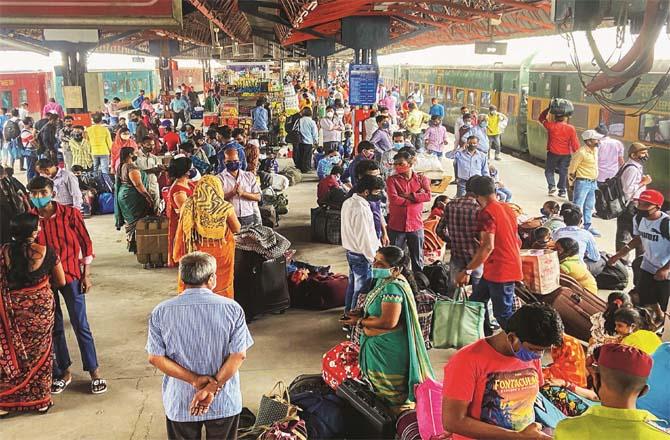 With each passing day, the congestion at Delhi`s railway stations is increasing.Picture:INN