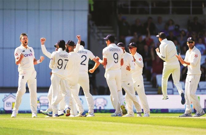 This is how the England team celebrated after dismissing the last Indian player. (PTI)