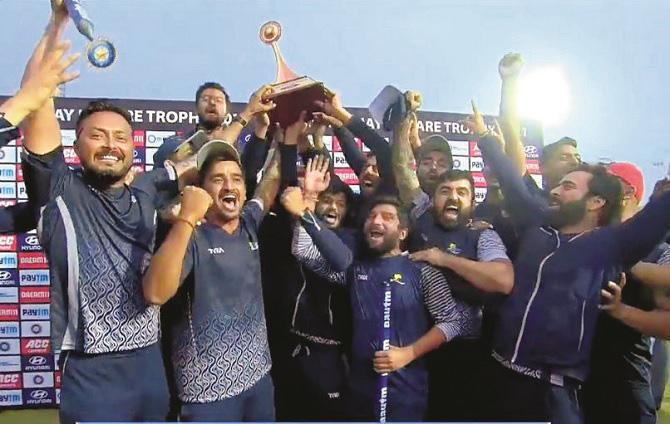 Himachal Pradesh players can be seen happy with the trophy..Picture:INN