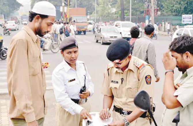 Police officers cracking down on traffic violators. (File photo)