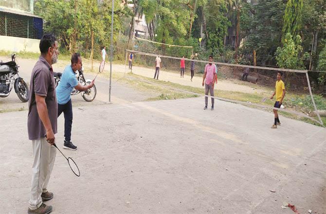 Due to the efforts of doctors, badminton and volleyball courts have been set up in a deserted place where local youth play.