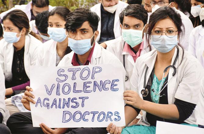 Doctors protest against the brutal baton charge of the Union Ministry of Health and Delhi Police in Delhi. (PTI)