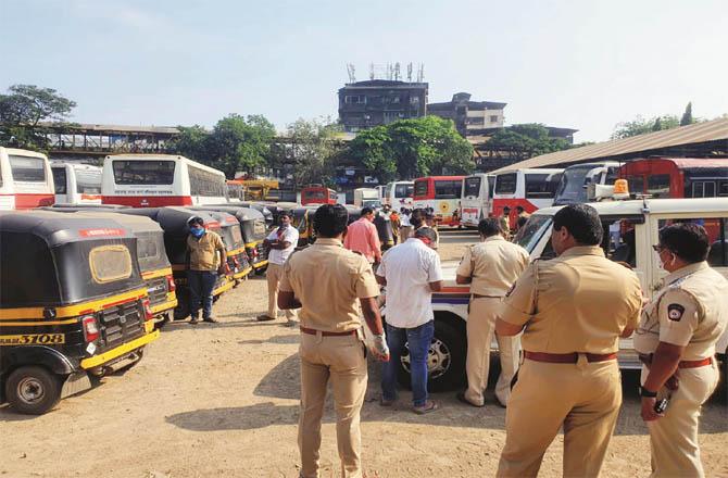Police crackdown on auto rickshaw drivers in Kalyan