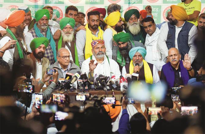 Farmer leaders addressing a press conference led by Rakesh Takit. (Photo: PTI)