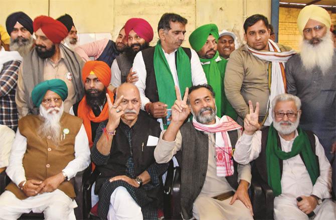 Leaders of Sanikat Kisan Morcha showing victory after fulfilling their demands from the government. (PTI)