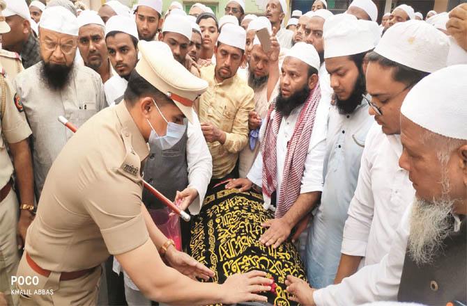 Malegaon Additional SP Chandra Kant Khandavi paying homage at Maulana`s funeral.