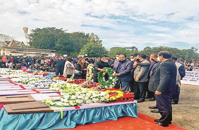 The last rites of the civilians who were killed in the army firing on Sunday were performed on Monday. The Chief Minister also paid tributes to the victims.