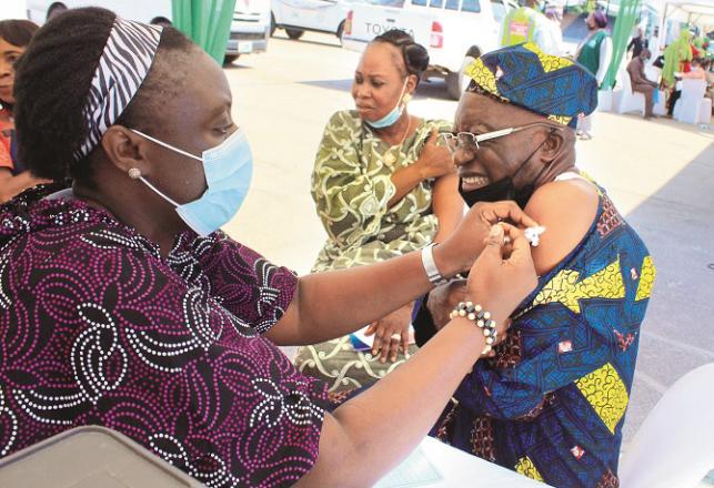 A man can be seen vaccinating against corona in the Nigerian city of Abuja.Picture:INN