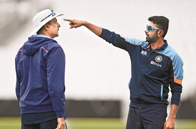 Team India spin bowler Arashon (right) with former team coach Ravi Shastri.Picture:INN